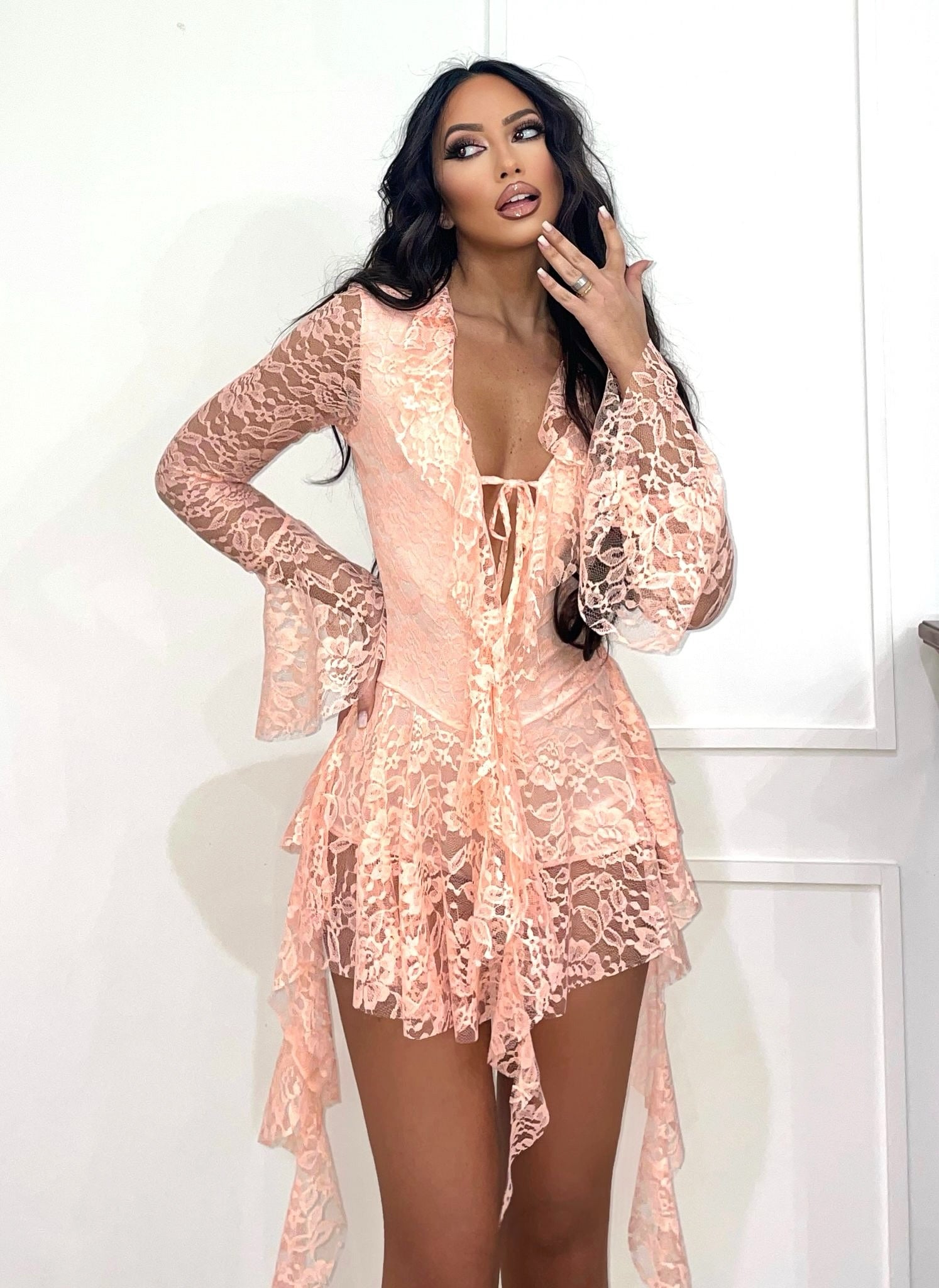 Abito in pizzo rosa con rouches