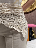 Jeans con bandana in pizzo e perle