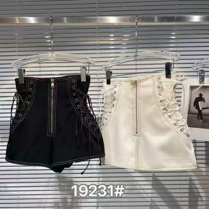 Short con lacci laterali