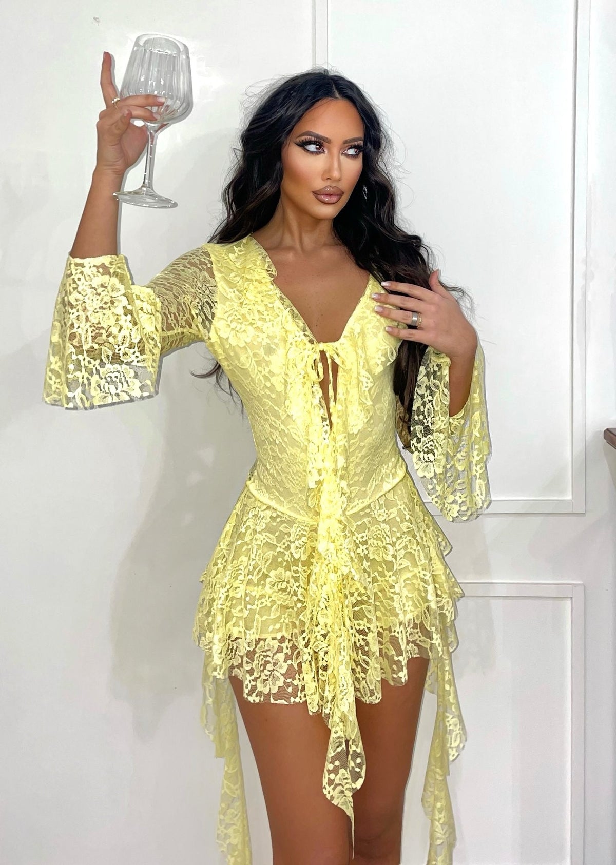 Abito in pizzo giallo con rouches