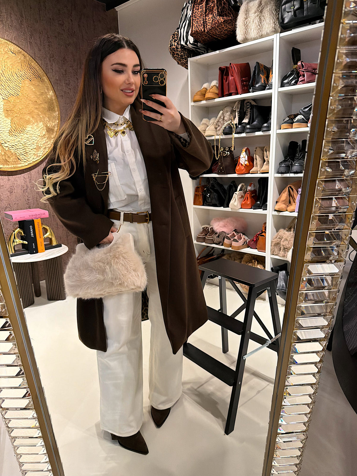 Cappotto con fodera animalier e spille