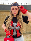 T-shirt con croce e manicotti