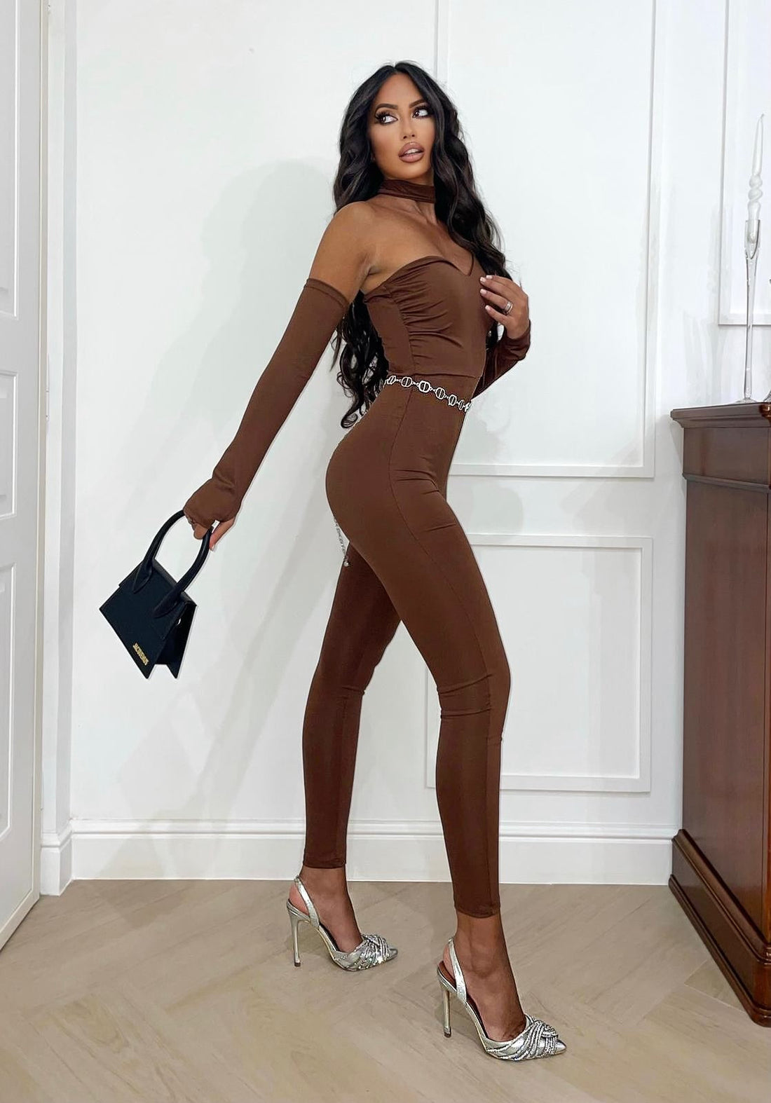 Tuta monospalla con manicotti e choker choco