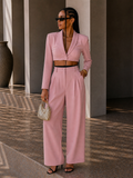 Tailleur giacca e pantalone rosa con dettaglio nero in pizzo
