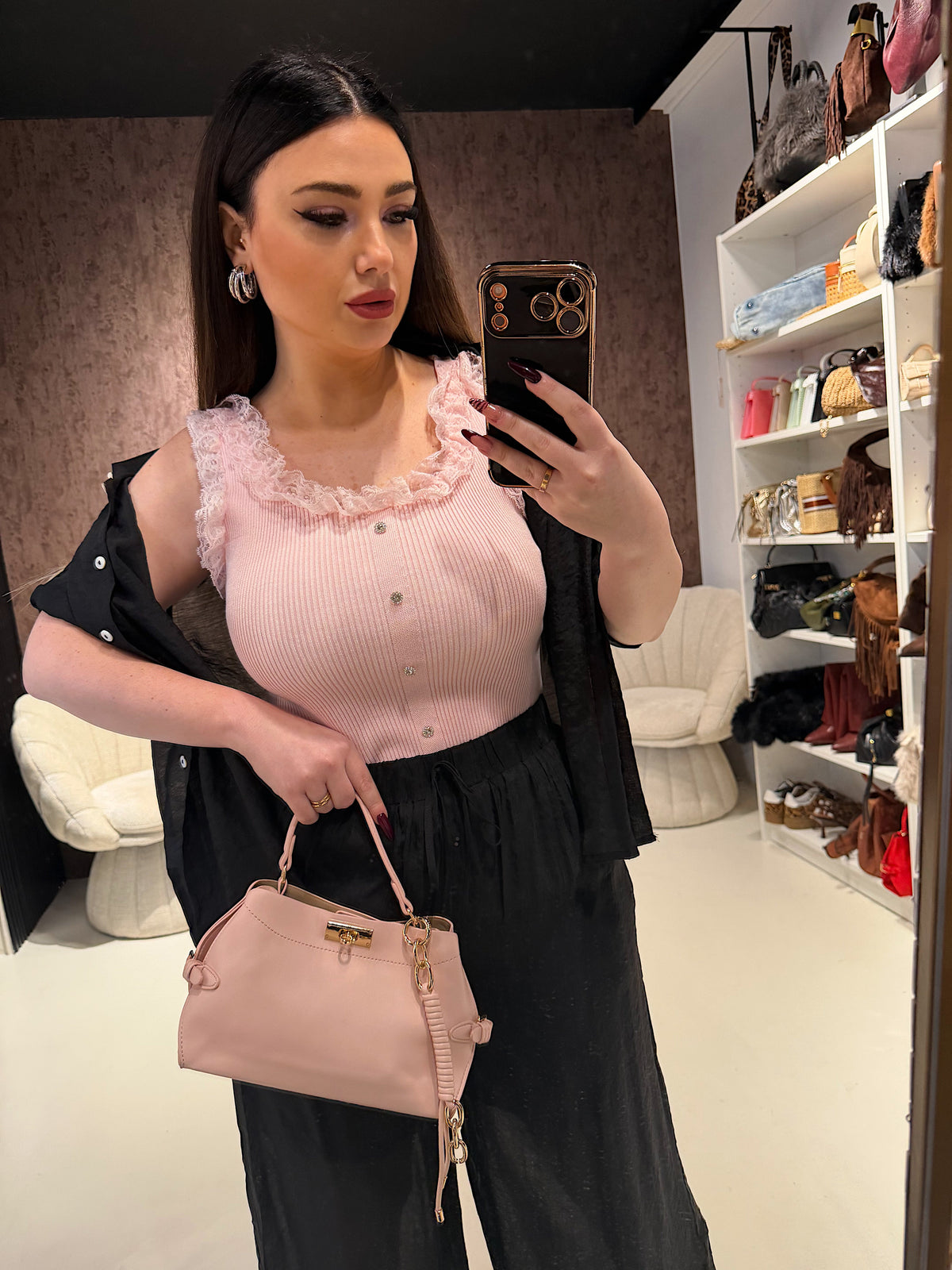 Top in pizzo con bottoni gioiello