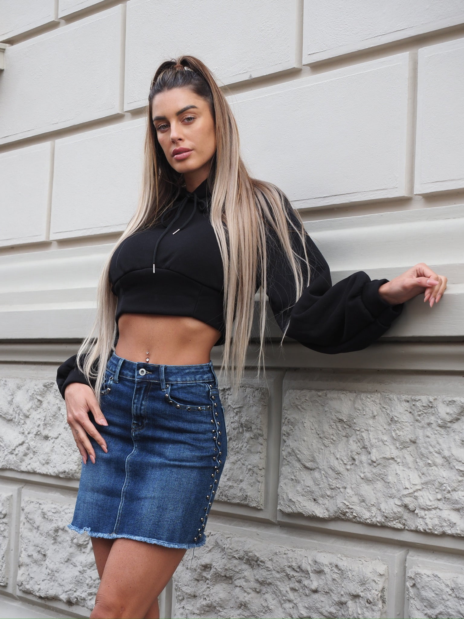 Felpa crop nera con lacci
