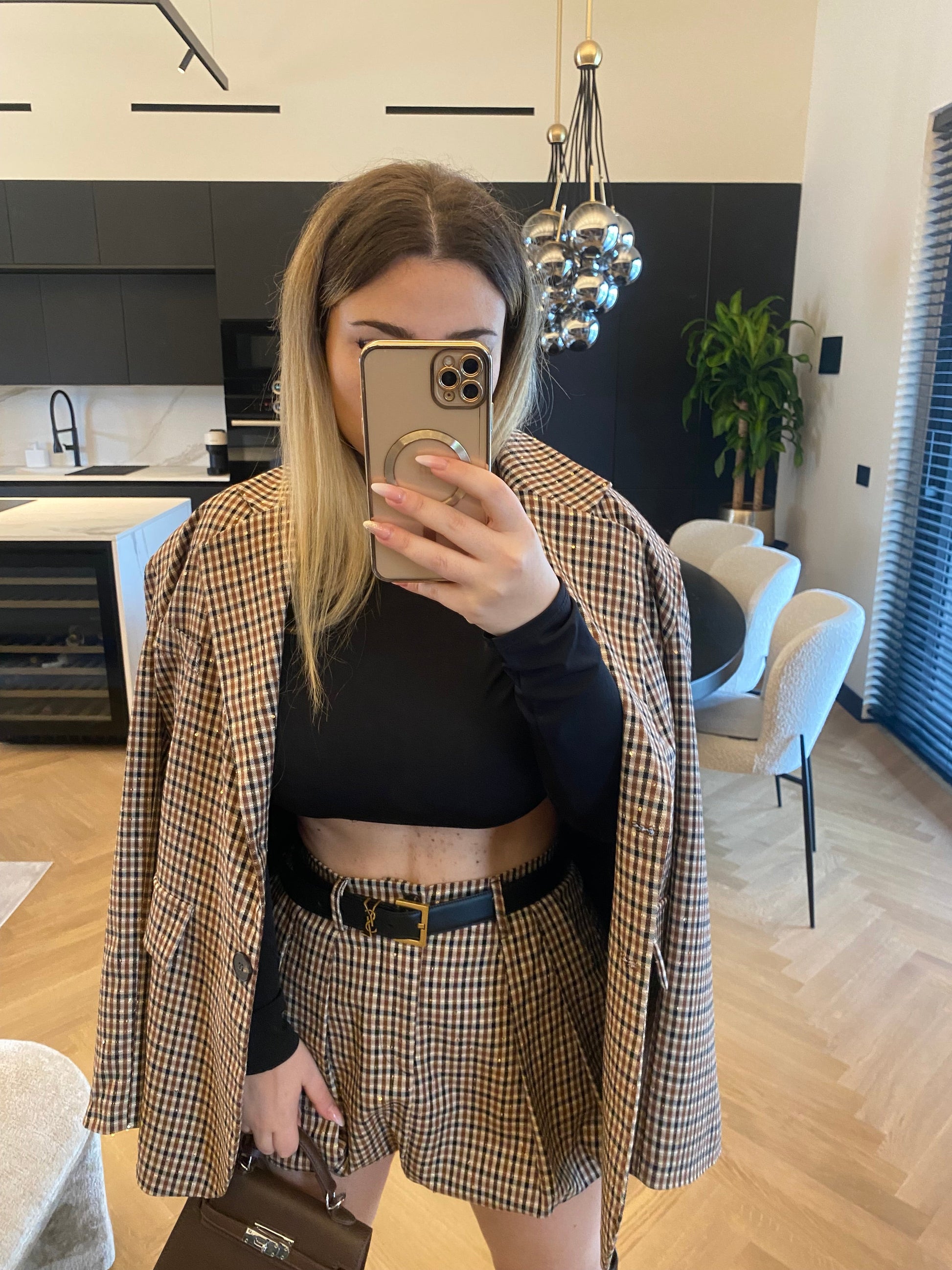 Maglia crop nera collo alto