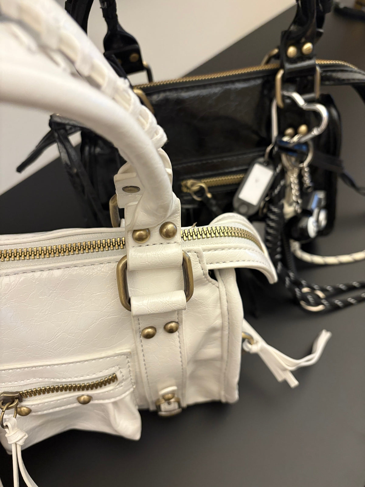 Borsa aggressive girls
