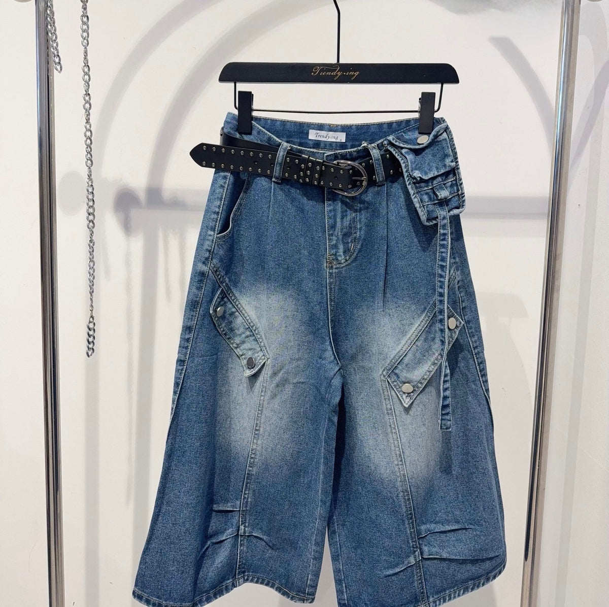 Bermuda Denim Cargo “Street Icon” con Cintura Borchiata