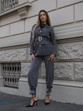 Pantalone grigio con cinghie