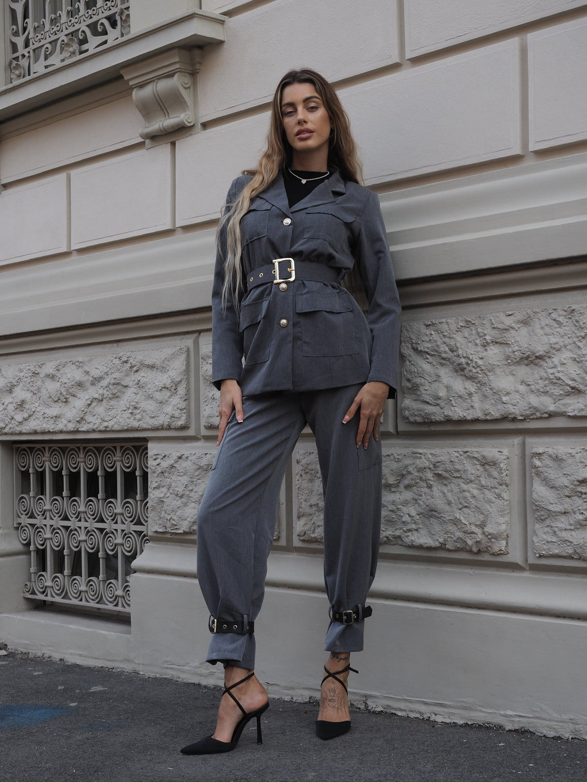Pantalone grigio con cinghie