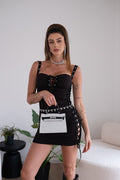 Abito nero con lacci laterali e trasparenze