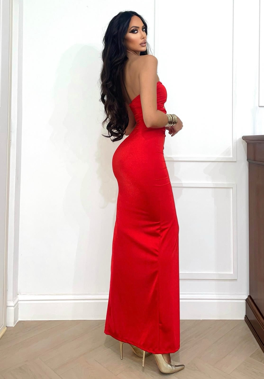 Abito a fascia con gioiello rosso