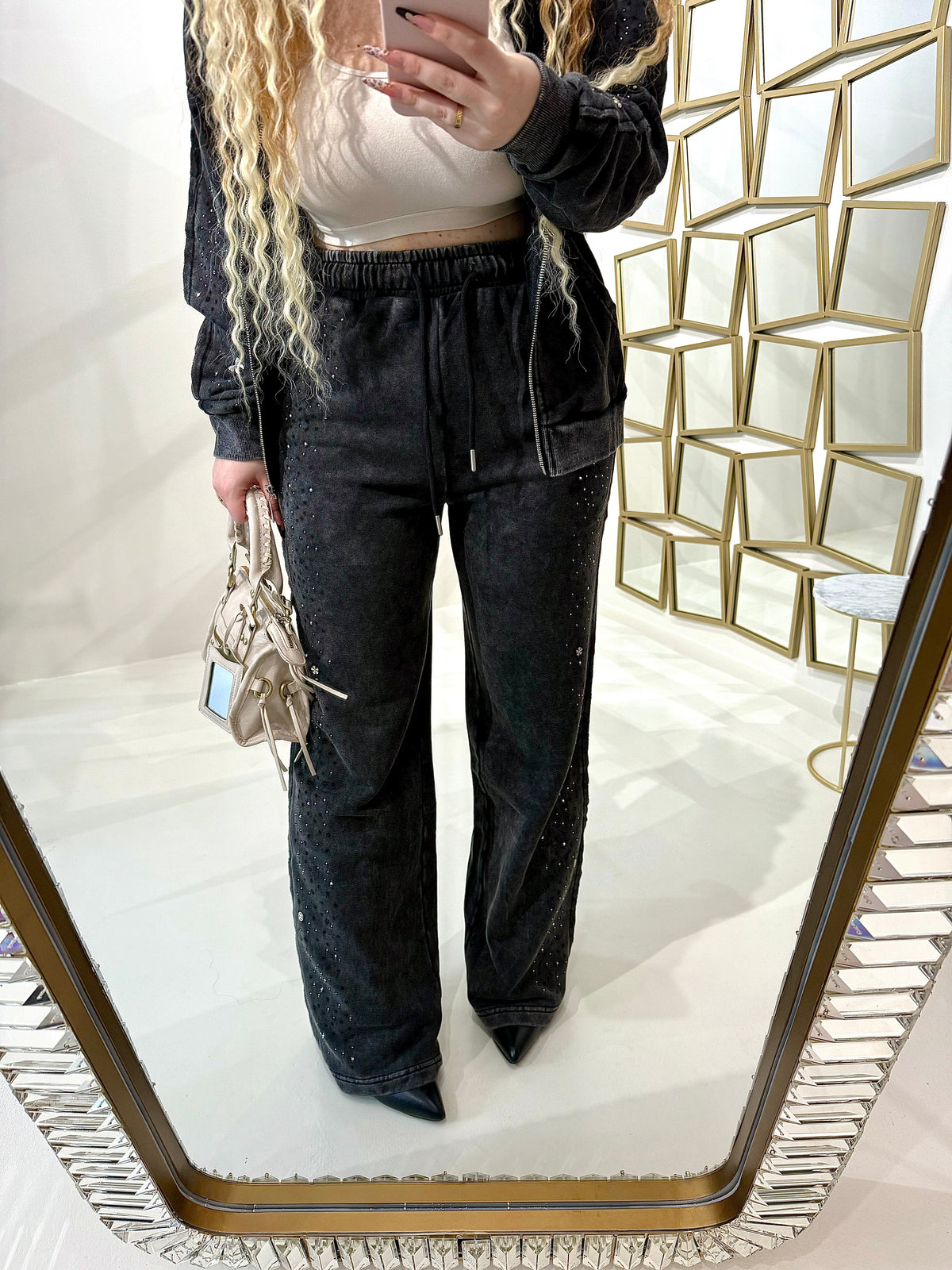 Completo con felpa over e brillantini pantalone a zampa