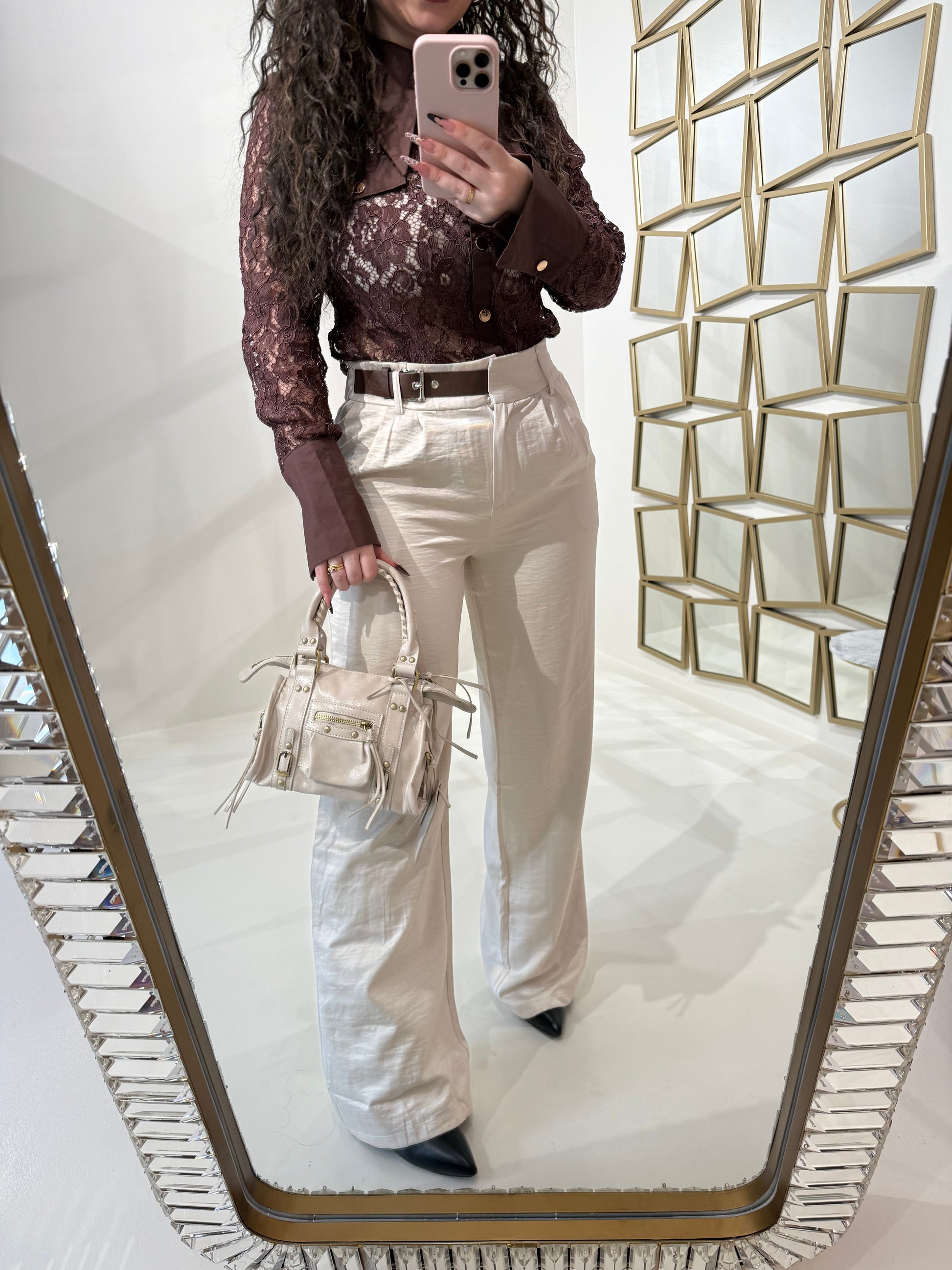 Pantalone con fibbia laterale
