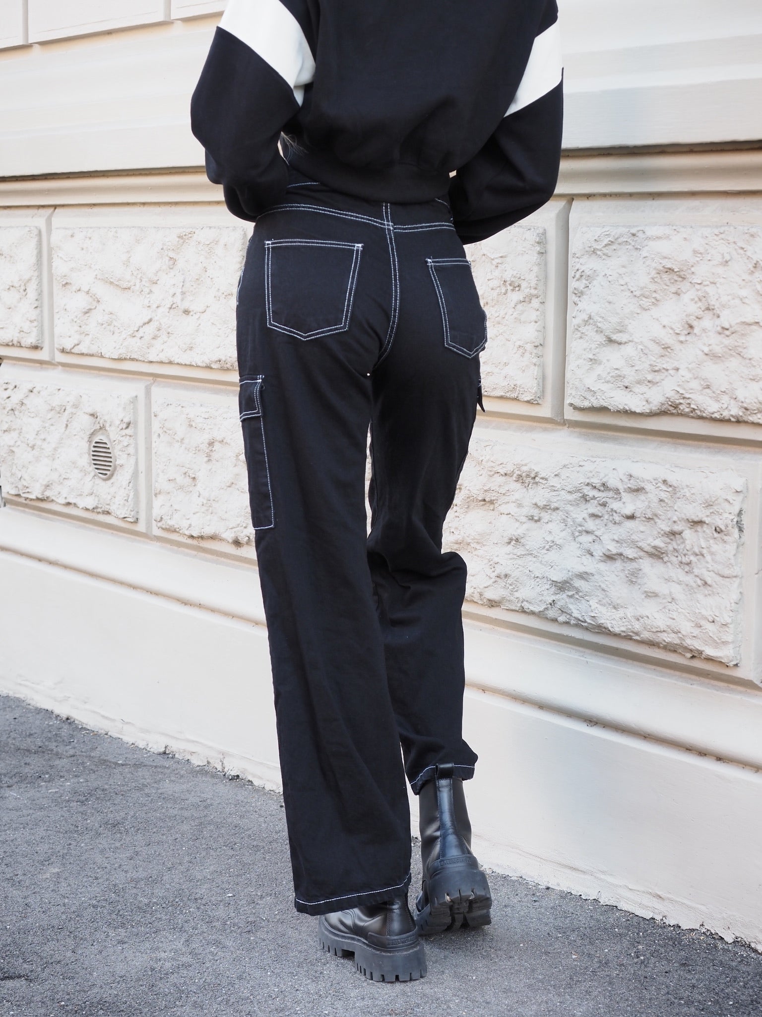Pantalone cargo nero cuciture bianche