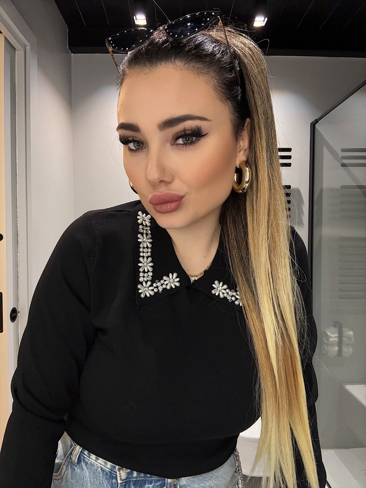 Maglioncino nero con strass e perle