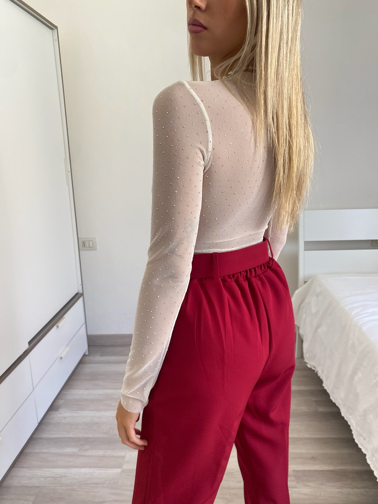 Body bianco con strass e scollo a V