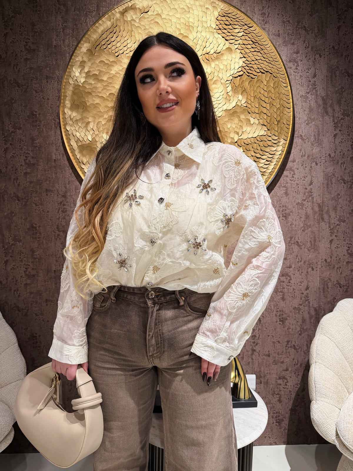 Camicia Ricamata Floreale con Dettagli Gioiello