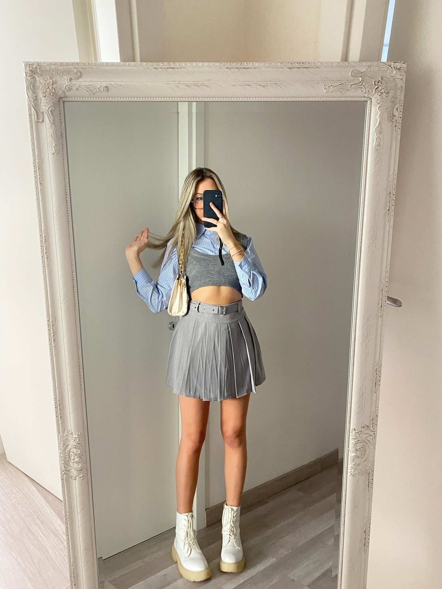 Maglioncino grigio più camicia celeste