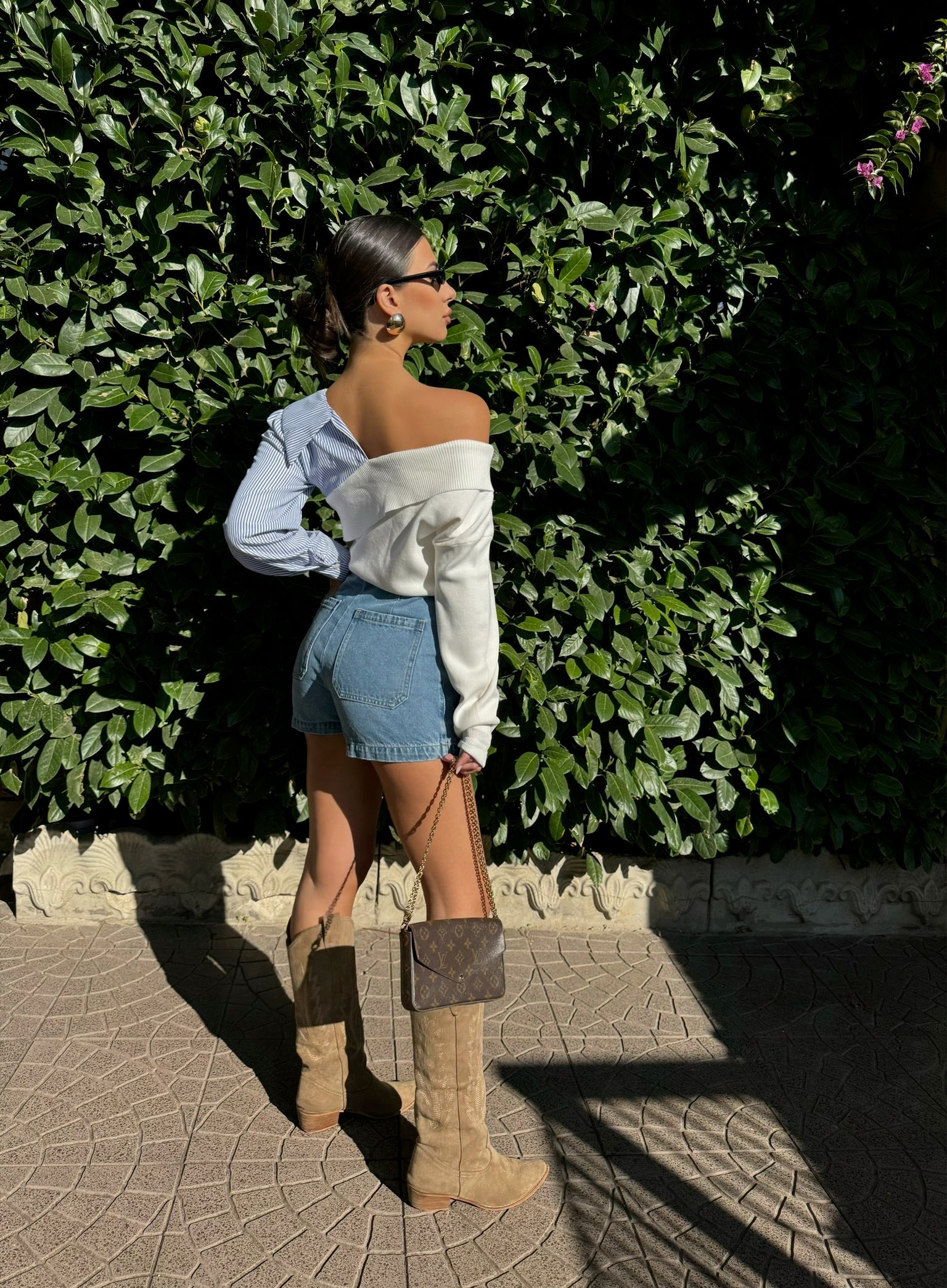 Maglione bianco con scollo e manica in camicia