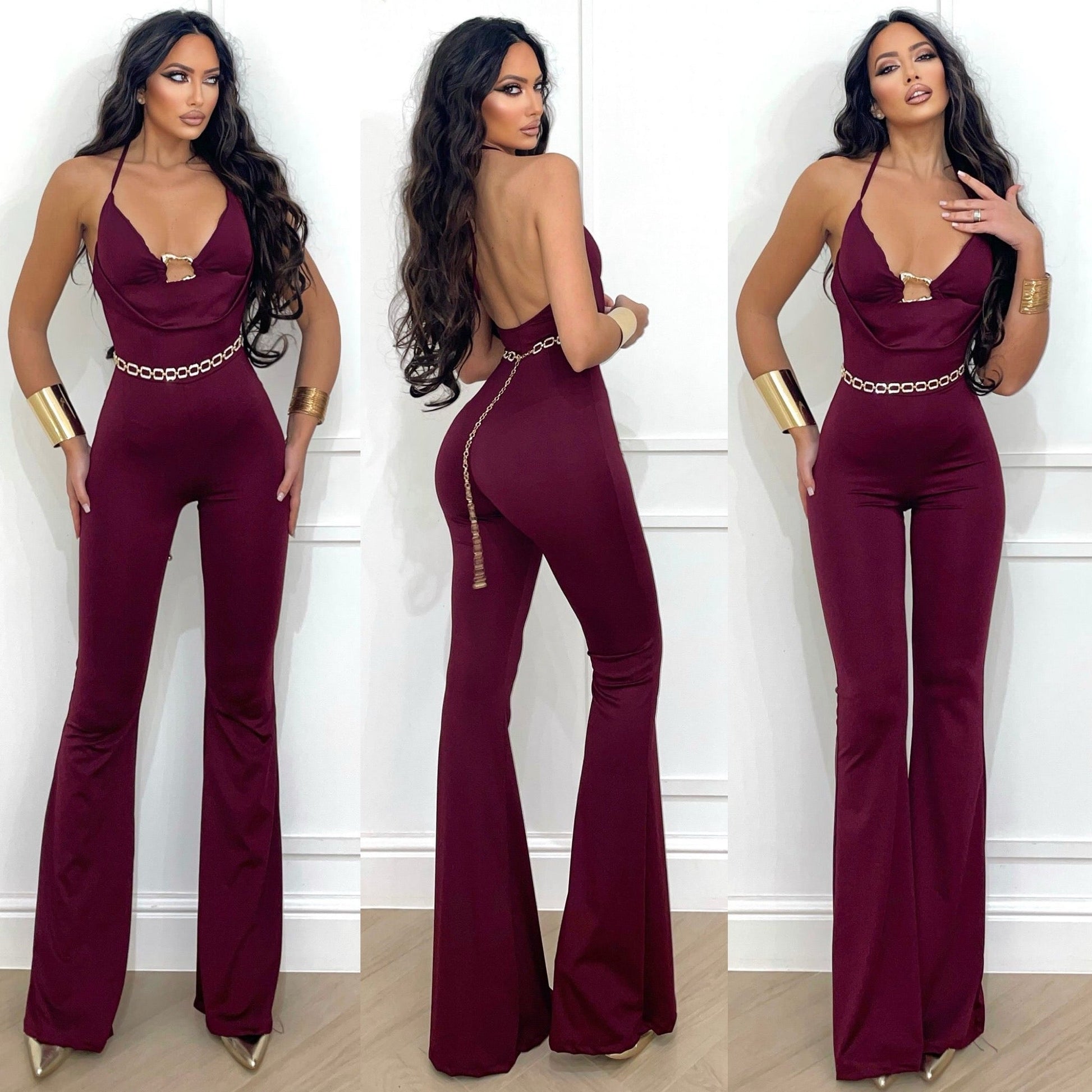Tuta bordeaux con gioiello oro