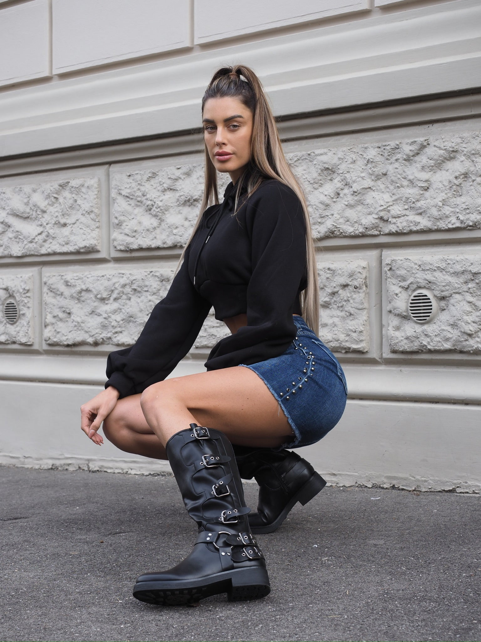 Felpa crop nera con lacci