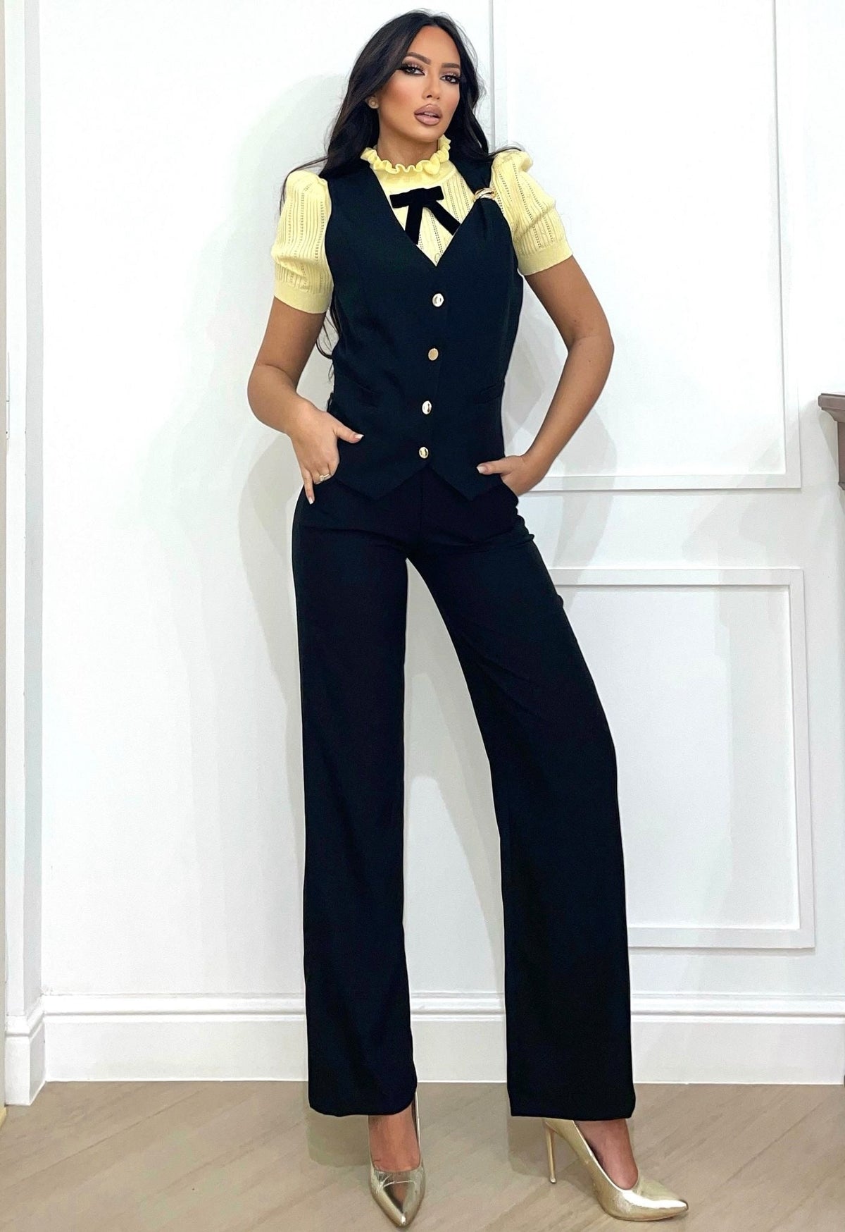 Completo smanicato e pantalone nero