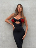 Abito aderente con rose rosse