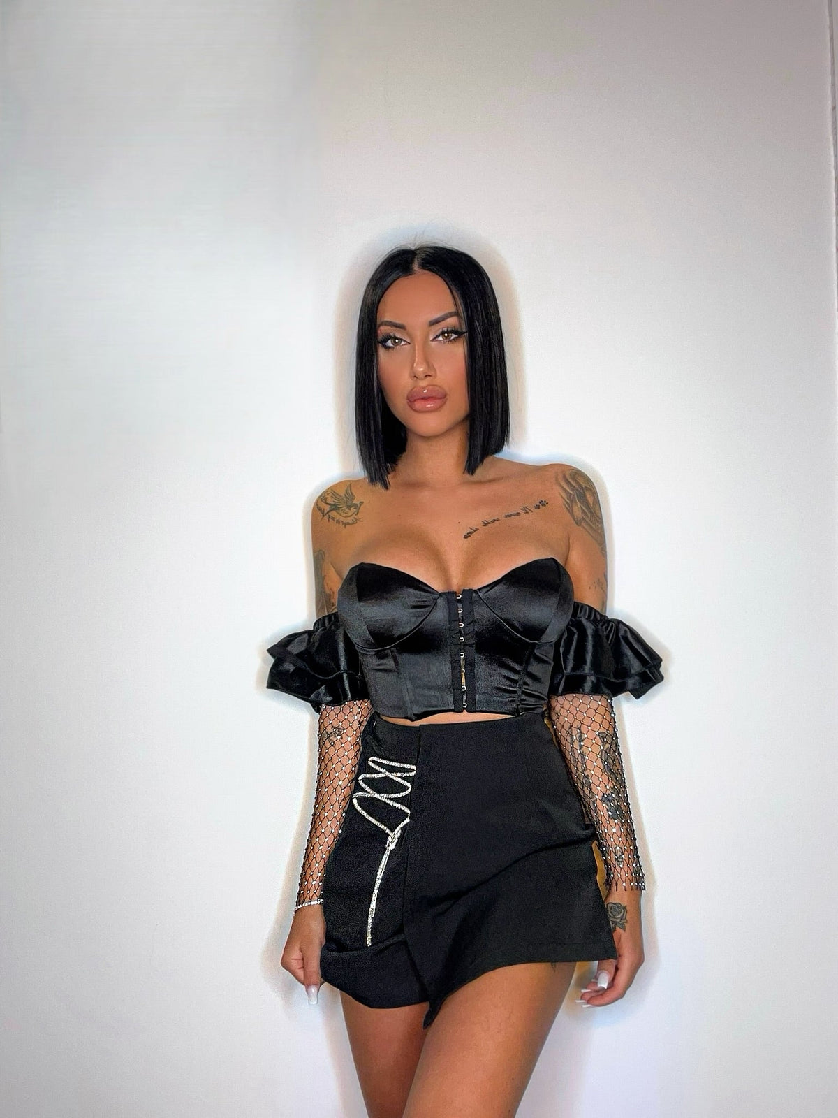 Top nero con maniche in strass