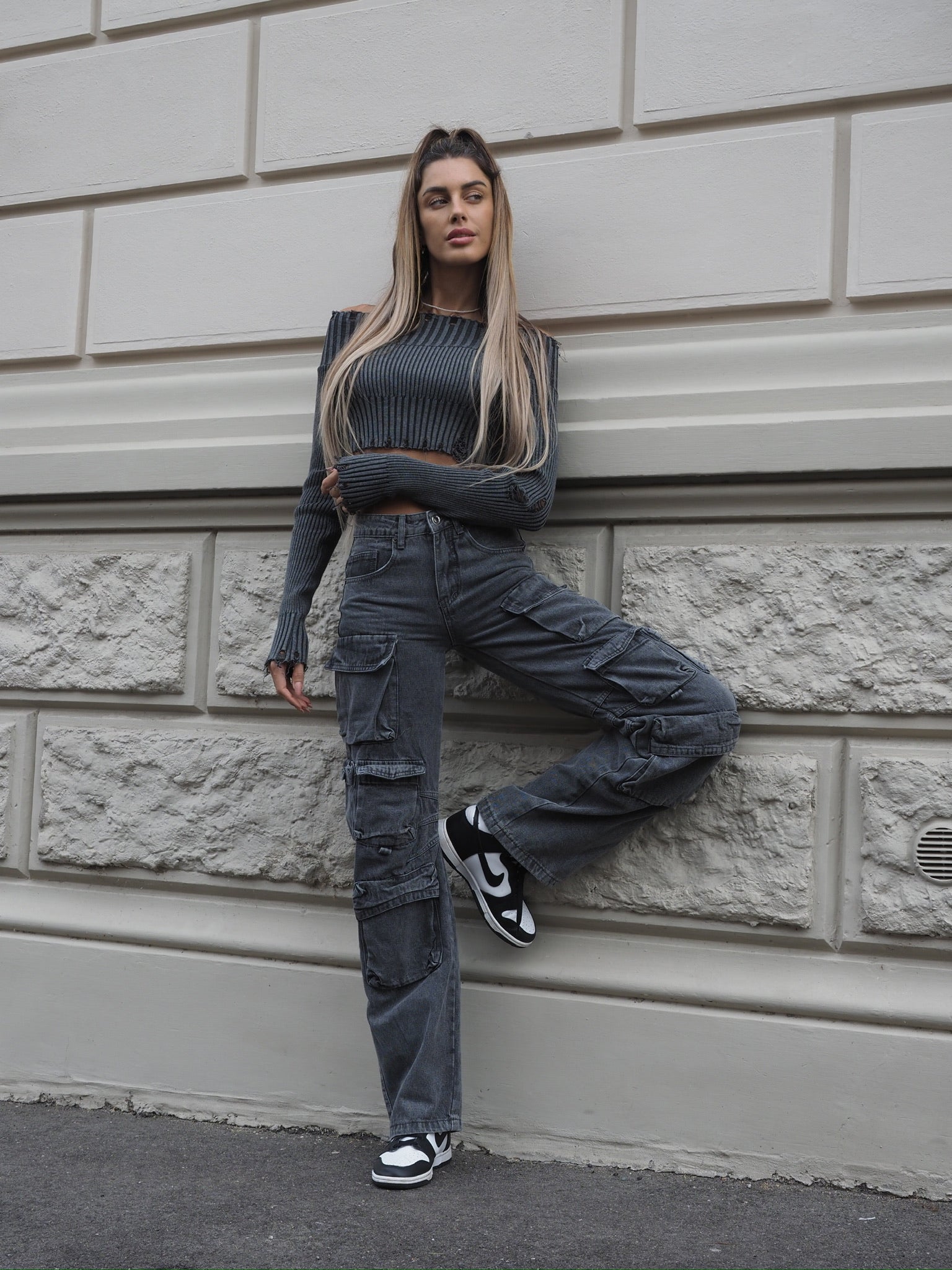 Maglione grigio con scollo a barchetta