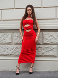 Abito rosso a fasce con choker