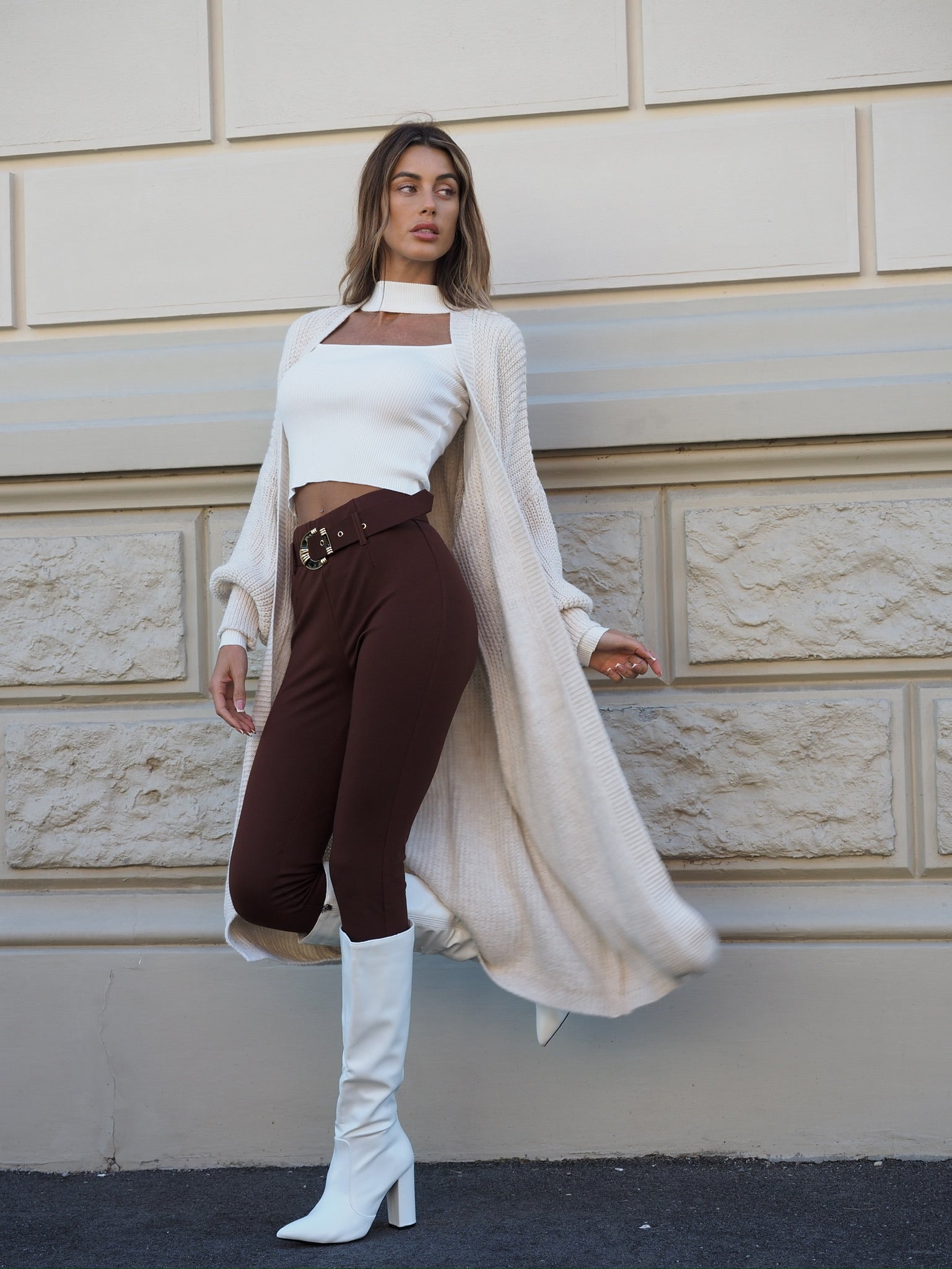 Pantalone choco con cintura oro