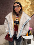 Giacca in ecopelliccia e jeans