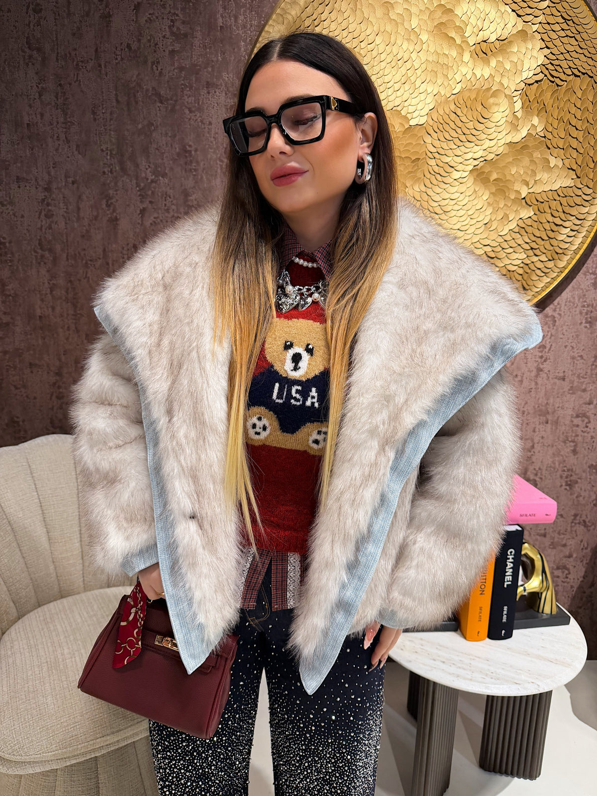 Giacca in ecopelliccia e jeans