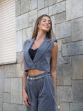 Completo smanicato e pantalone grigio