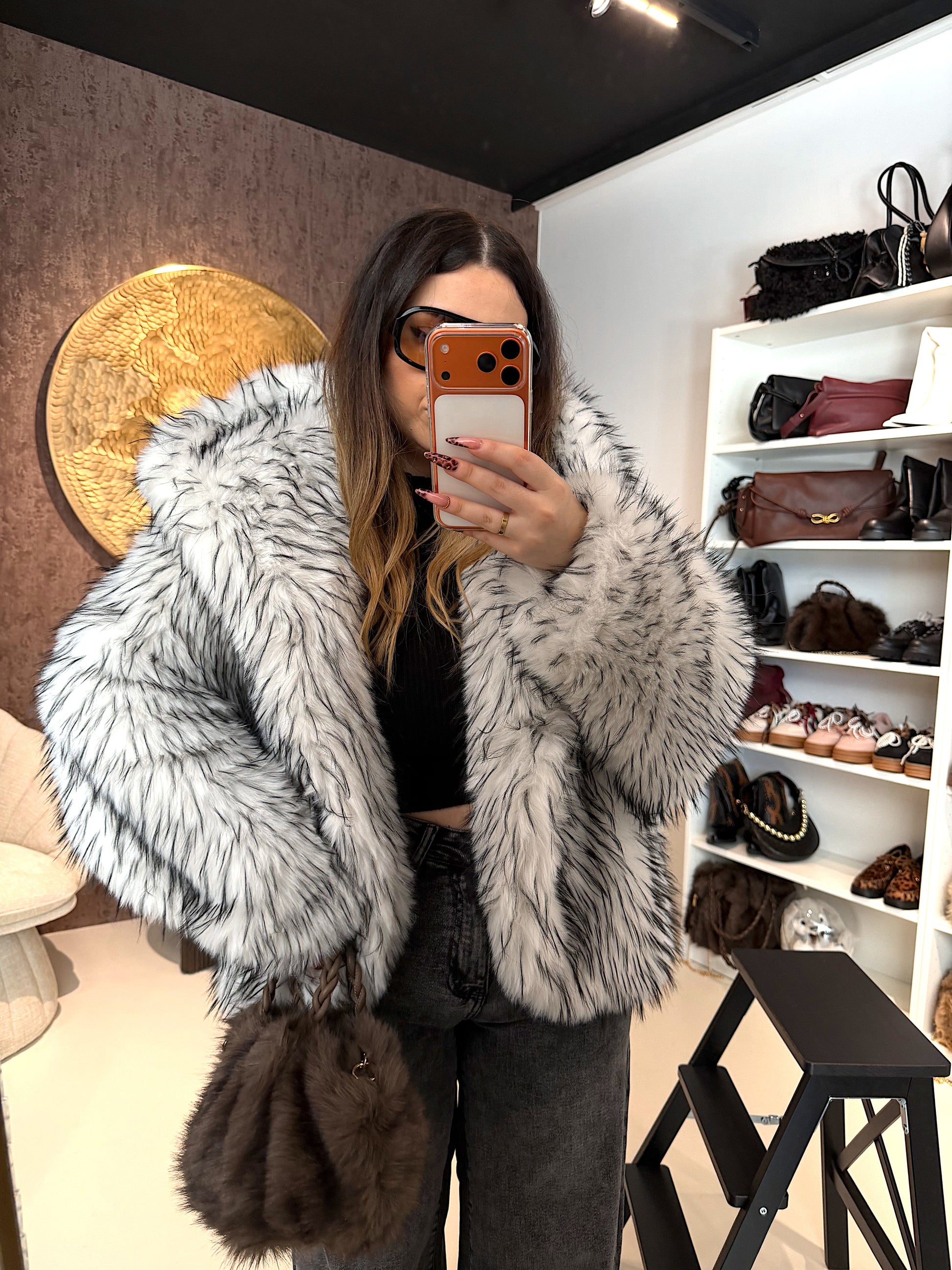 Pelliccia Ecologica con Dettaglio Nero – Oversize Glam