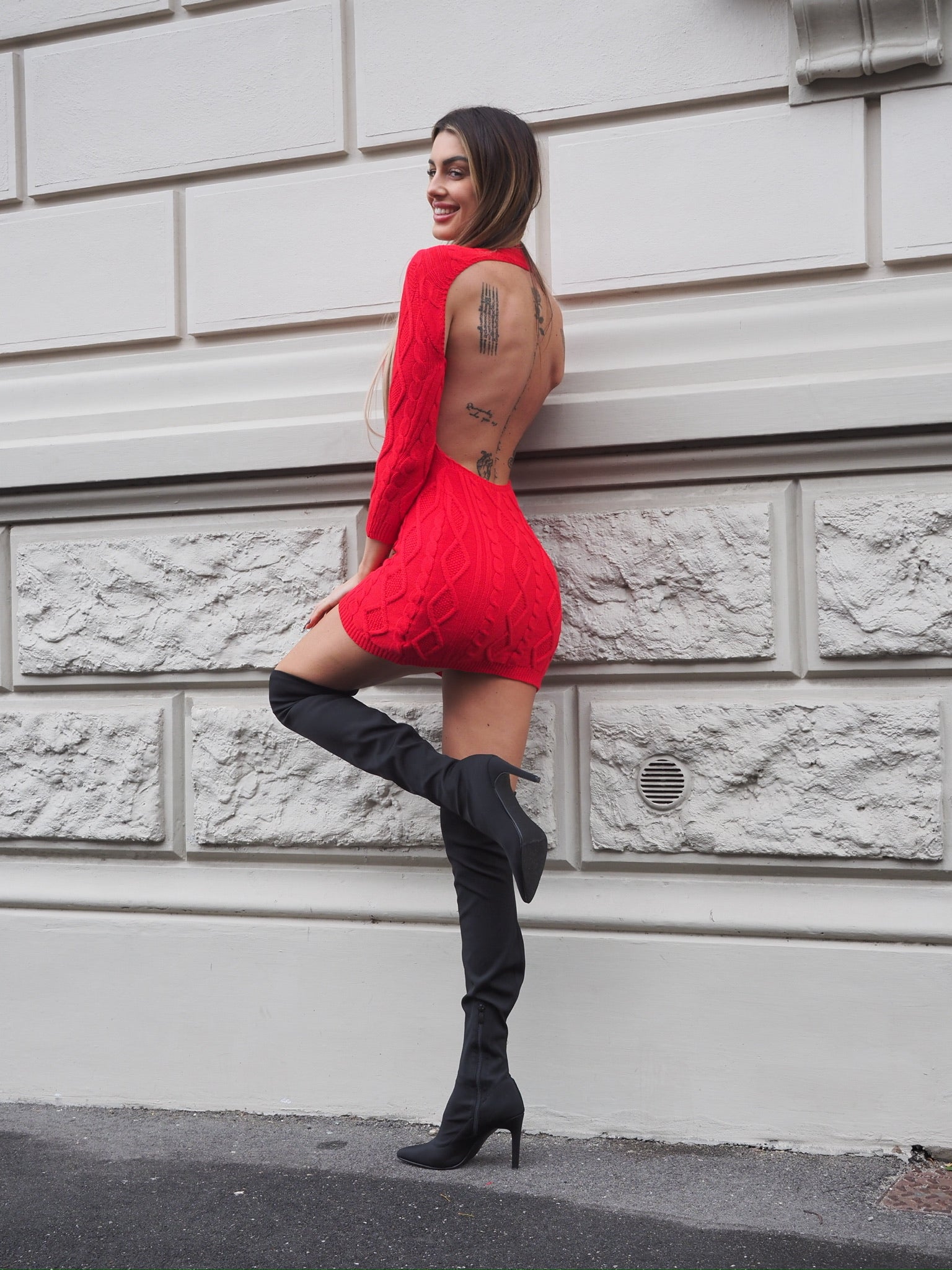 Abito in maglia rosso schiena aperta