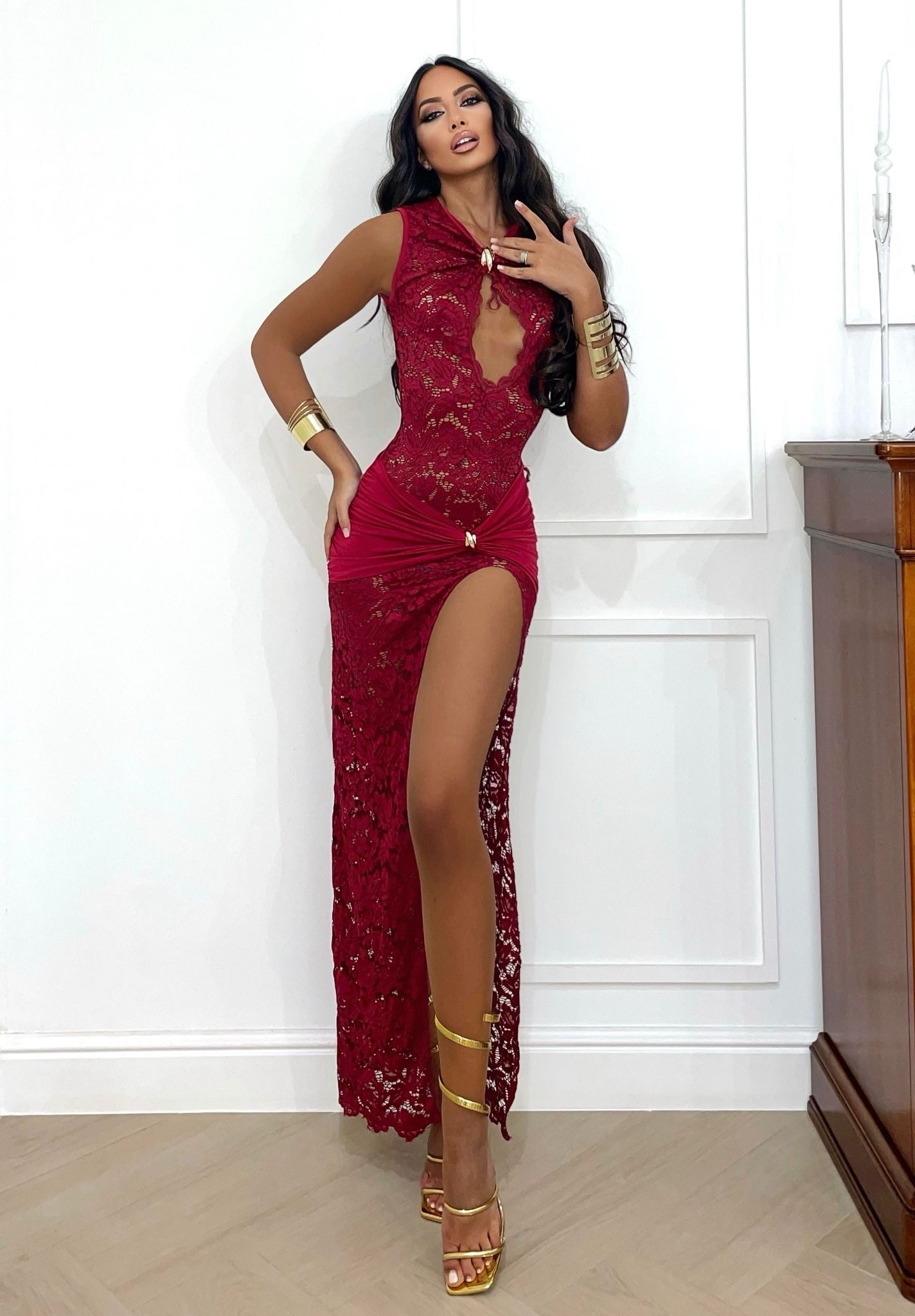 Abito in pizzo con maxi spacco bordeaux