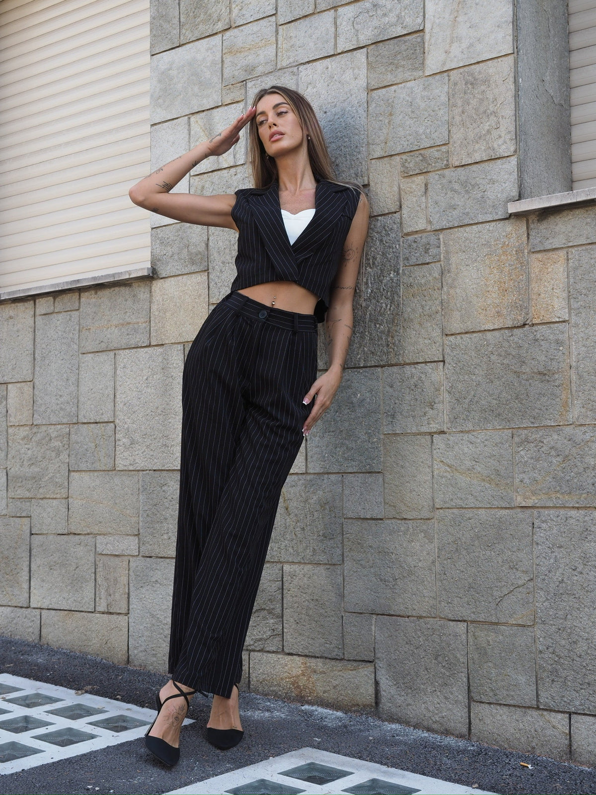 Completo smanicato e pantalone gessato nero