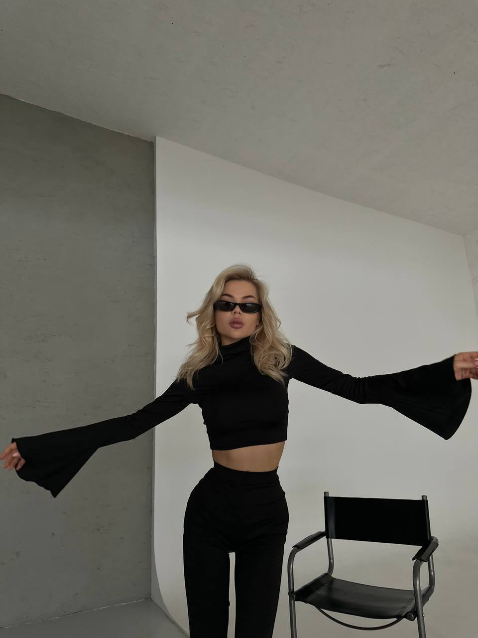 Due pezzi top e pantalone nero