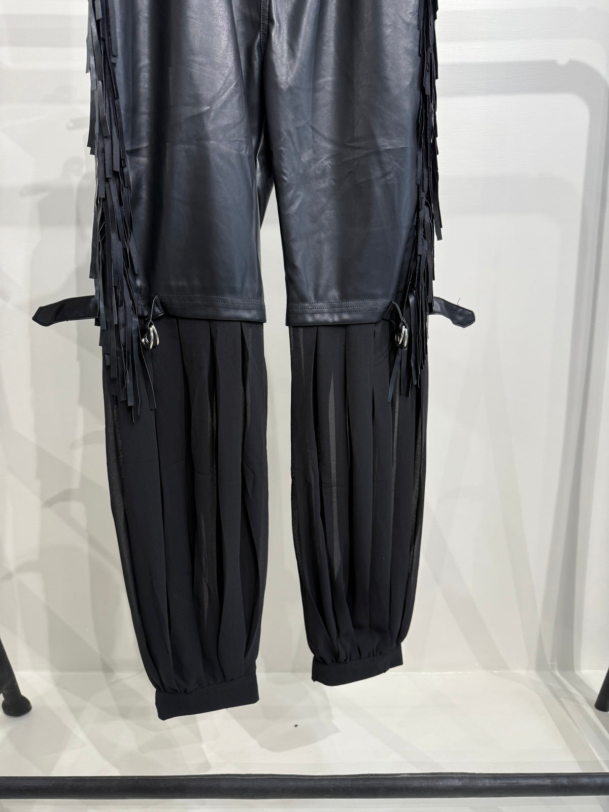 Pantalone in ecopelle con frange