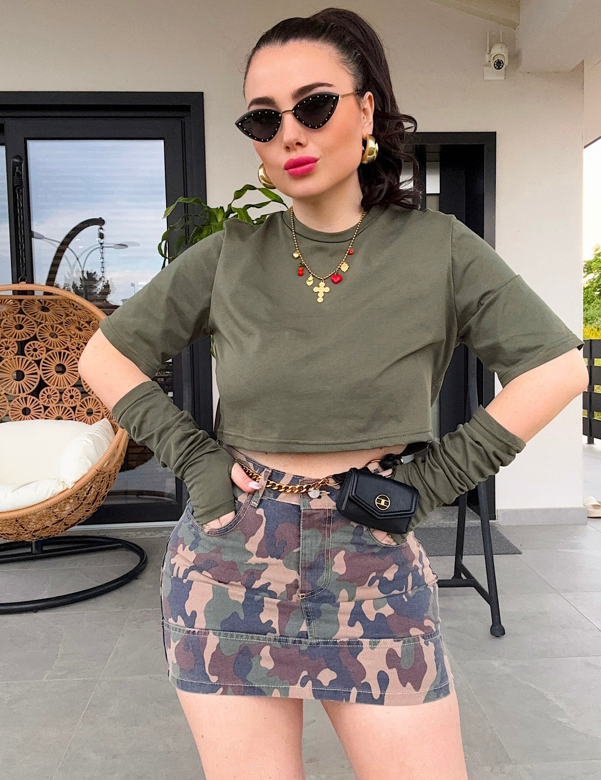 Maglia crop con manicotti militare