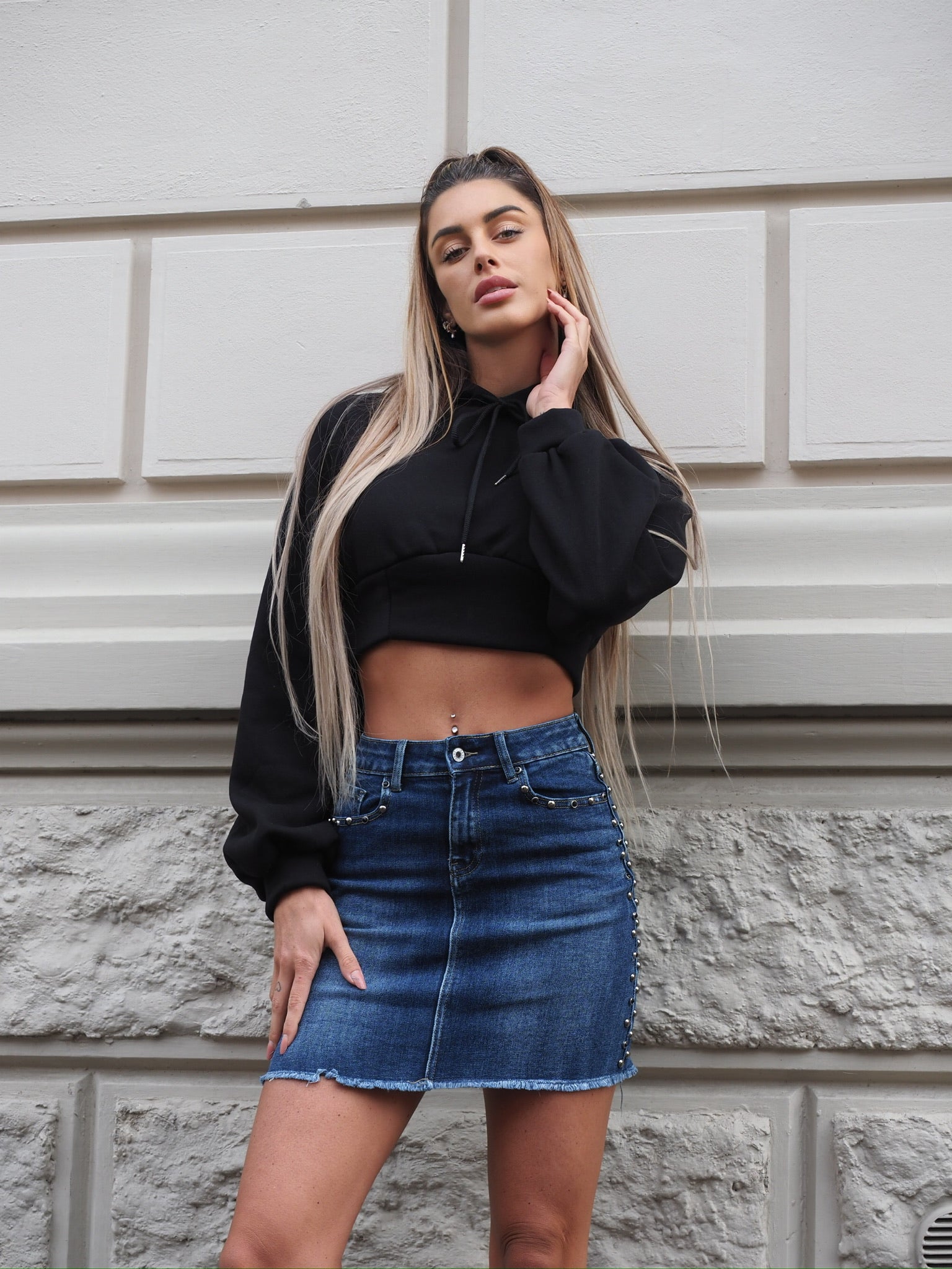 Felpa crop nera con lacci