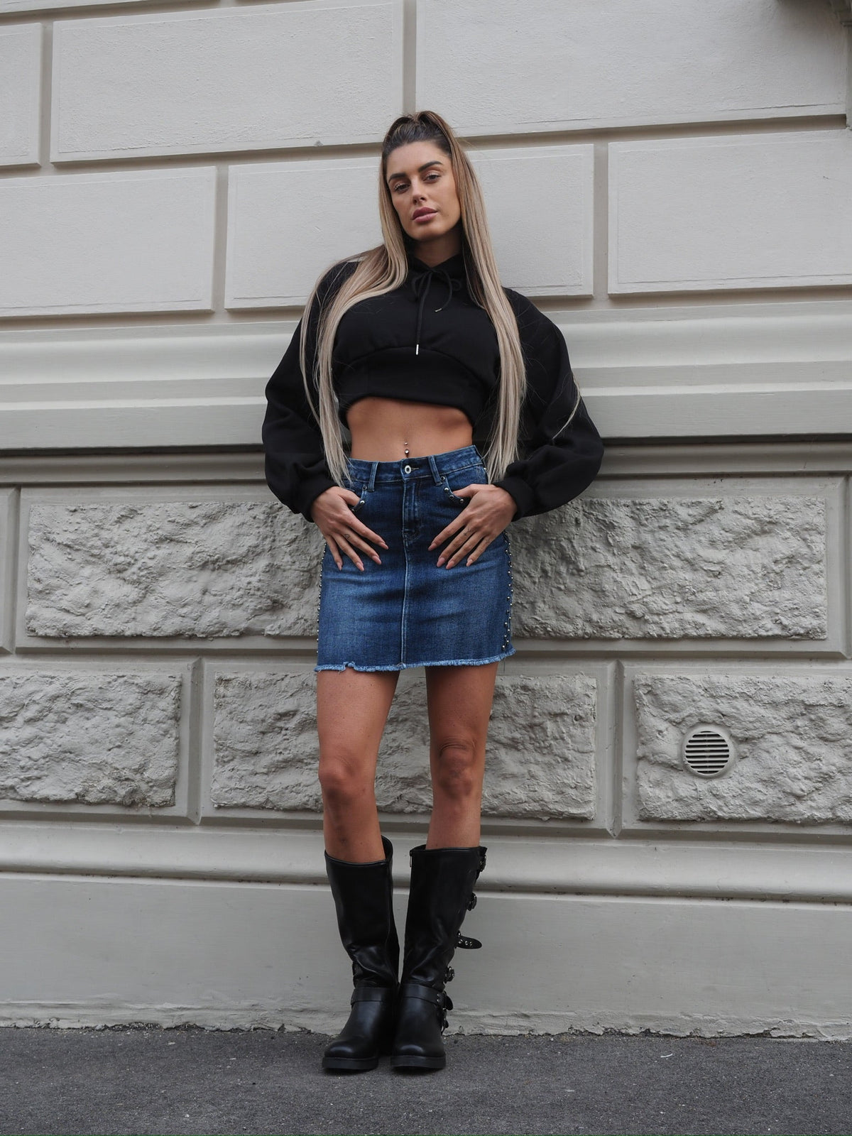 Felpa crop nera con lacci