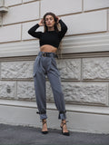 Pantalone grigio con cinghie