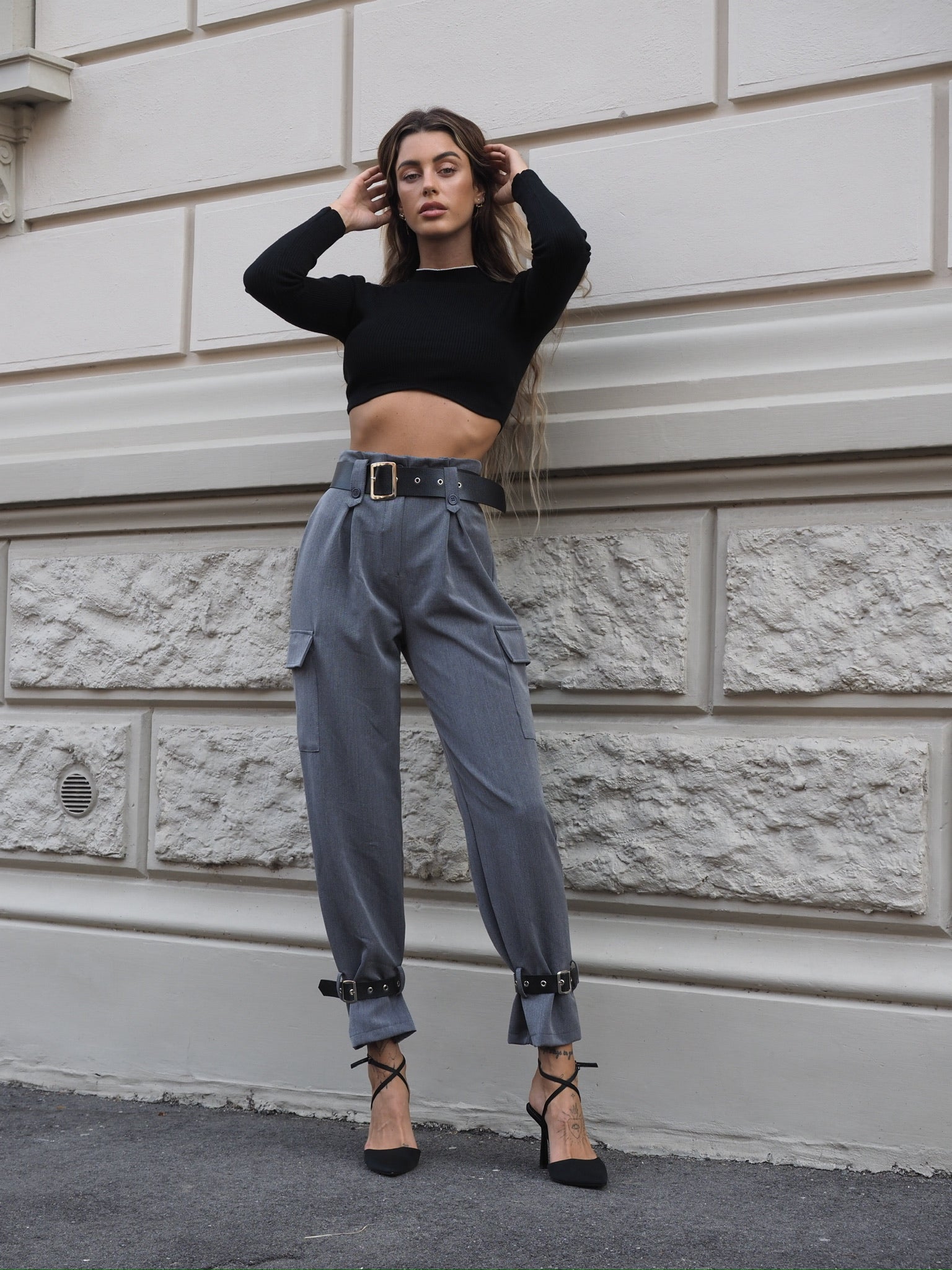 Pantalone grigio con cinghie