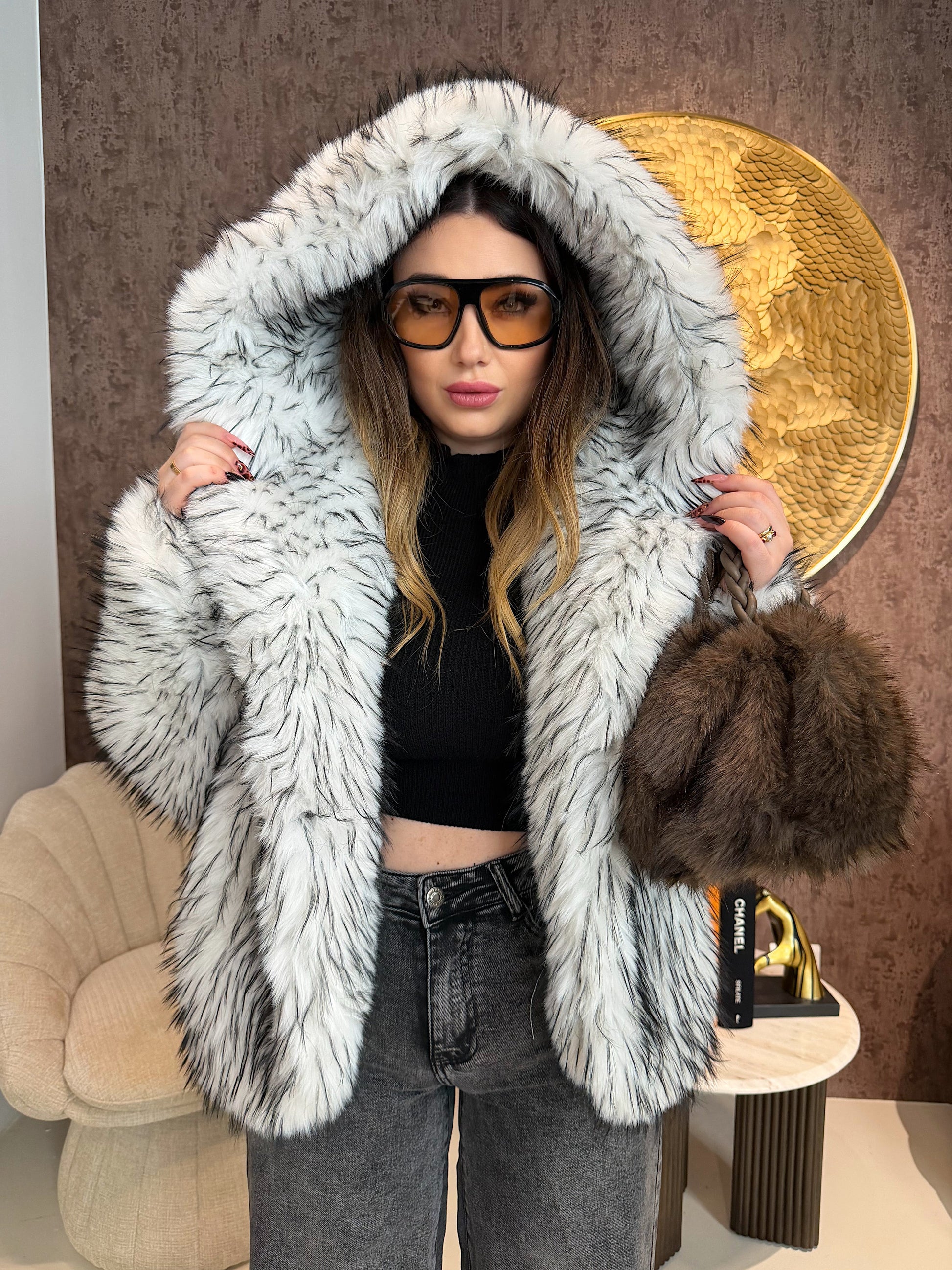 Pelliccia Ecologica con Dettaglio Nero – Oversize Glam