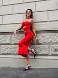 Abito rosso a fasce con choker