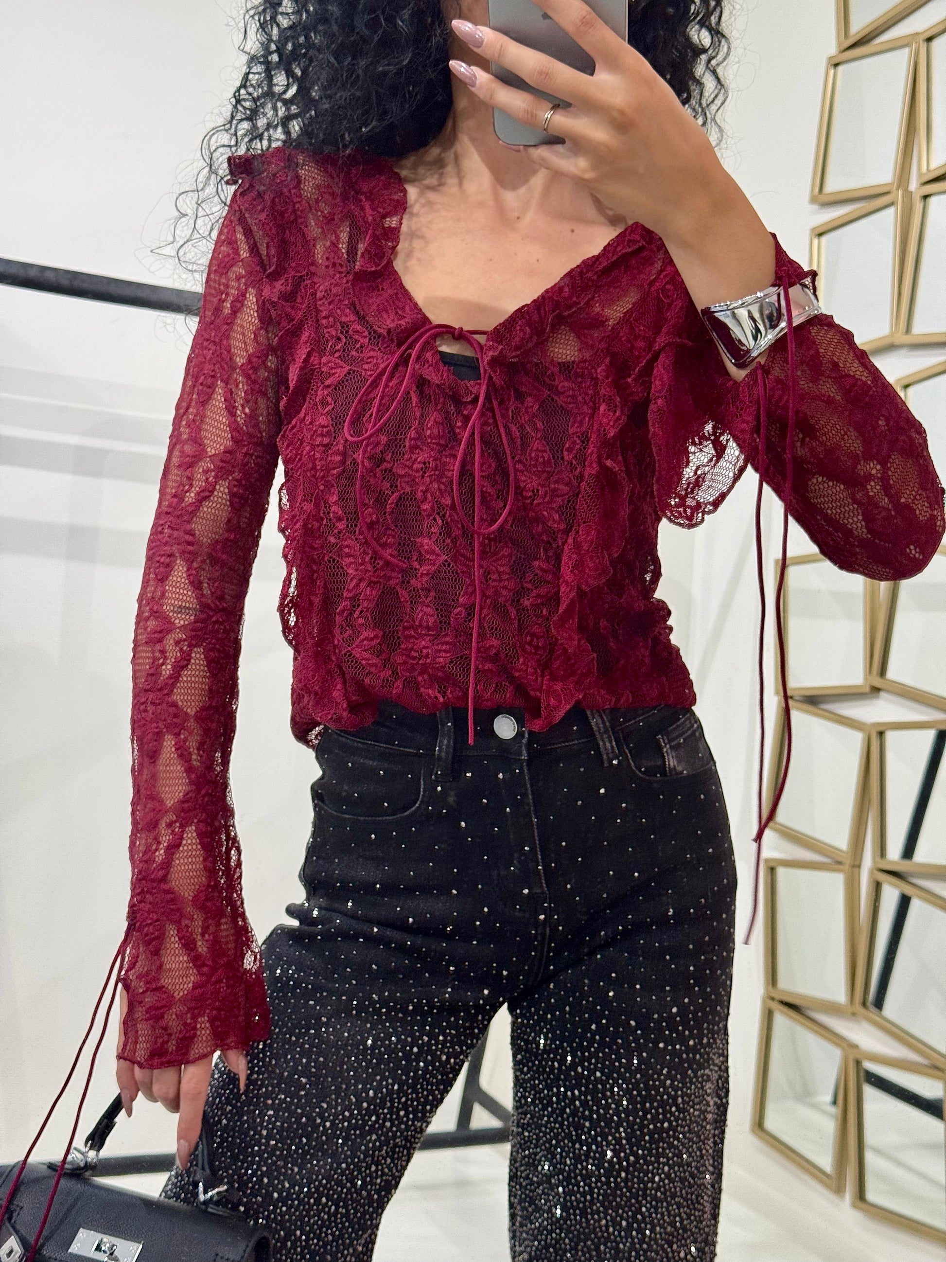 Blusa in pizzo con scollo e lacci sulla manica